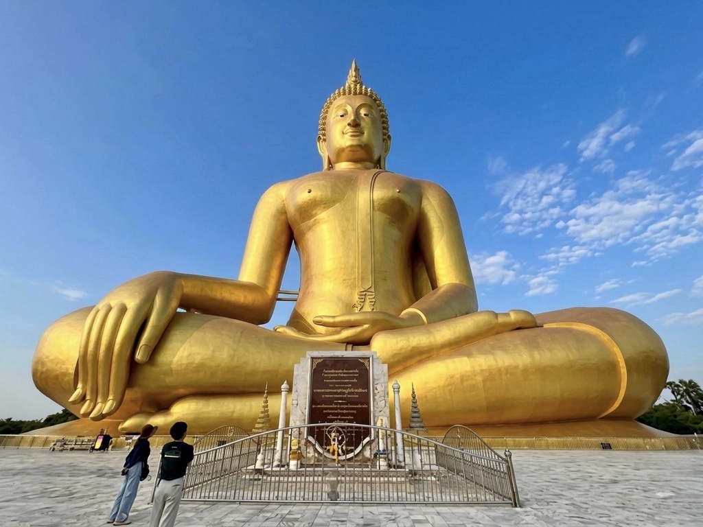 ワット・ムアン｜黄金の巨大仏像